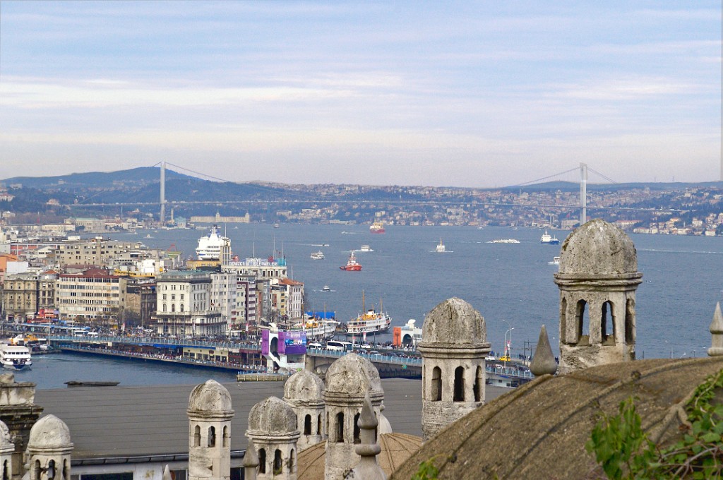 Du vieux Stamboul, la rive rouméliote nord reliée par le pont de Galata (double niveau: route, tramway et pêcheurs dessus, restos au dessous) et la rive anatolienne en face reliée par le pont du Bosphore (4ème + grand pont suspendu au monde)